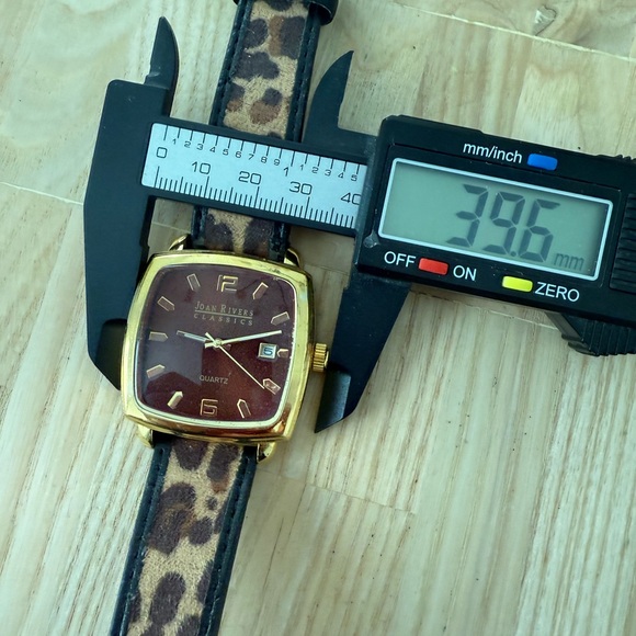 Joan Rivers ladies square gold tone animal print watch NEW BATTERY - Picture 11 of 11